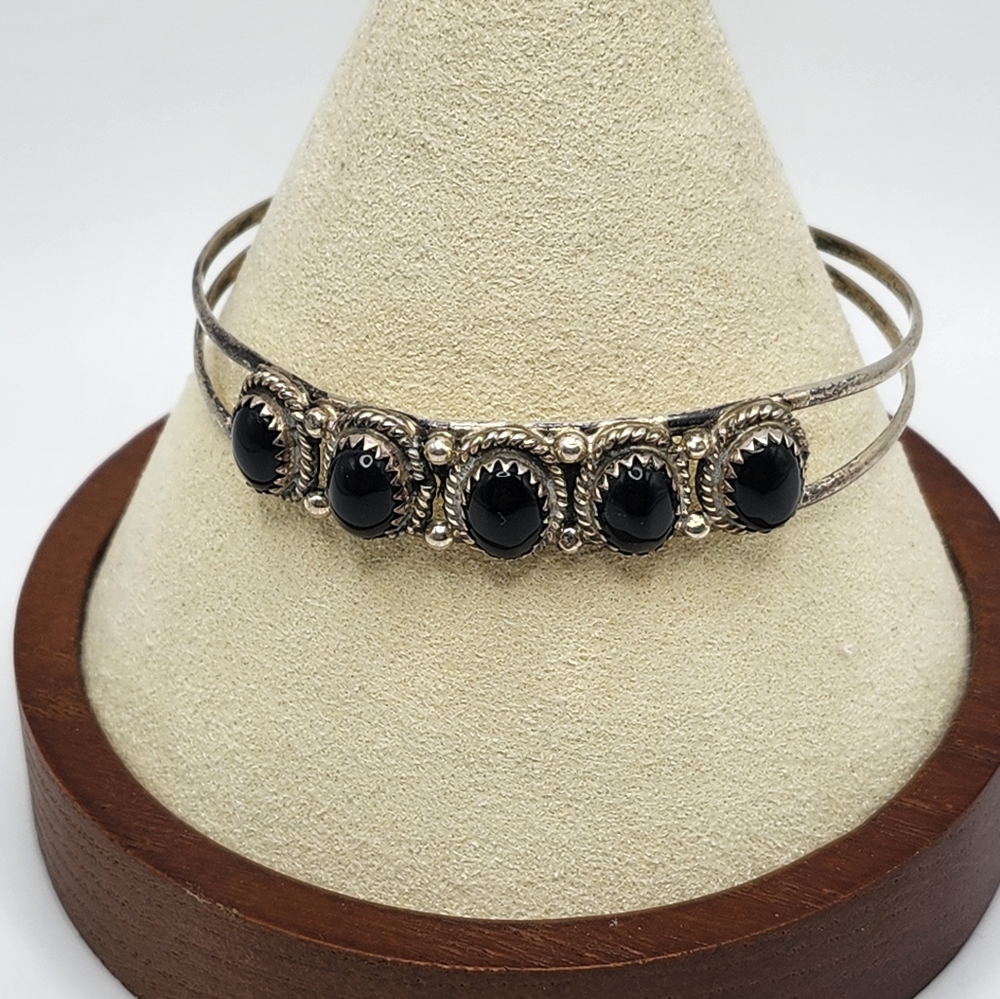Sterling Silver "C" marked cuff bracelet.   Southwestern w/sawtooth prongs onyx. - Picture 5 of 5